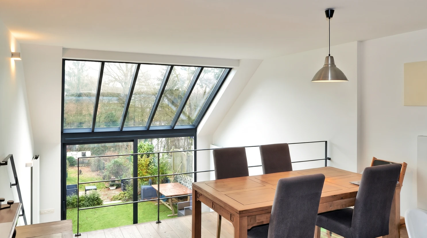 Extérieur résidentiel avec véranda vitrée moderne attenante à maison traditionnelle
